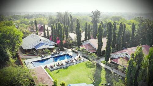 蒲甘红宝石真实酒店的享有带游泳池和树木的房屋的空中景致