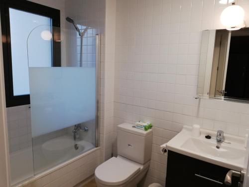 Corveragelijkvloers appartement Corvera Golf & Country Club的浴室配有卫生间、淋浴和盥洗盆。