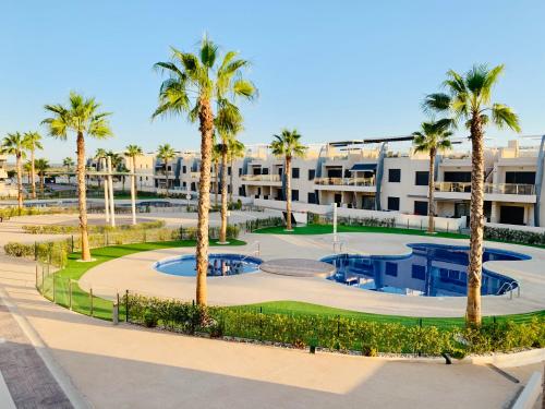 皮拉尔－德拉奥拉达达Apartment Playa Elisa Bay的享有棕榈树度假村庭院的景色