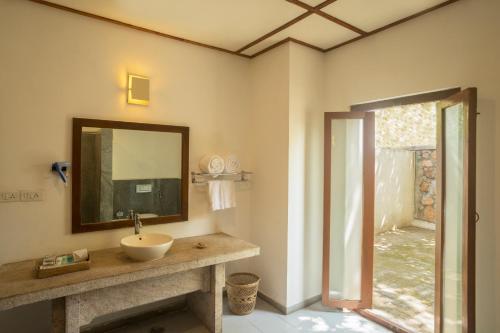 马杜赖马杜赖遗产酒店的一间带水槽和镜子的浴室