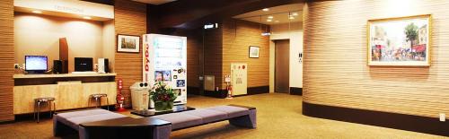 高松Takamatsu City Hotel的大堂配有沙发和电视。