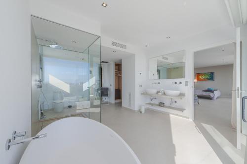 波连萨港Luxury Villa Phoenix的白色的浴室设有两个盥洗盆和镜子