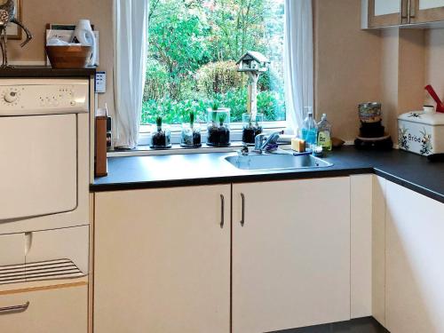 伦讷2 person holiday home in R nne的厨房设有水槽和窗户。