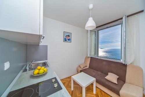 米利尼Apartment Residence Narona的带沙发和桌子的小客厅