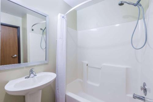 普韦布洛普韦布洛每日酒店的白色的浴室设有水槽和淋浴。
