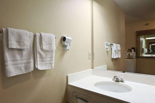 格兰岛温德姆旅程住宿酒店的一间浴室