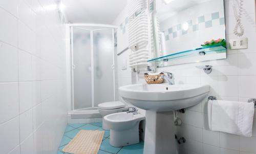 塞斯特雷比安肯内维酒店的白色的浴室设有水槽和卫生间。