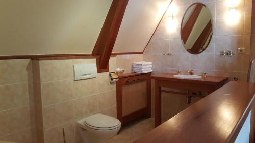 MarumBoetiek Hotel Marum的一间带卫生间、水槽和镜子的浴室