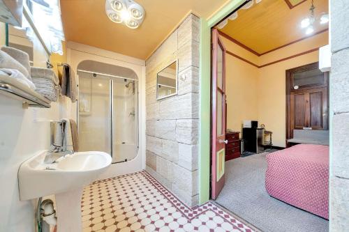 华威Warwick Settlers Inn的一间带水槽和淋浴的浴室