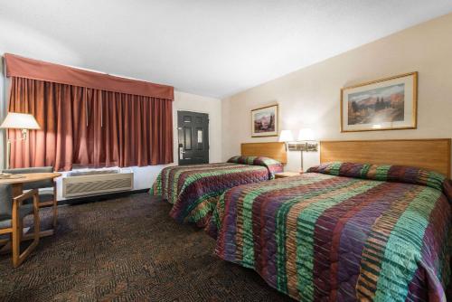 科罗拉多斯普林斯罗德威套房酒店客房内的一张或多张床位