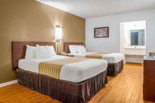 克里斯特尔里弗水晶河生态汽车旅馆的酒店客房设有两张床和窗户。