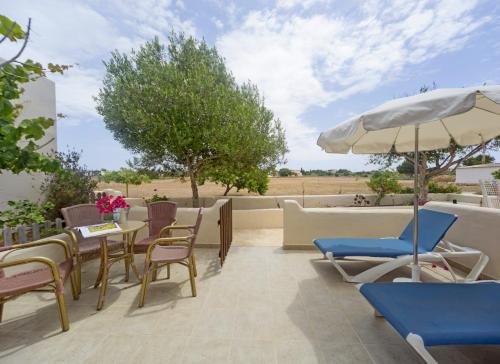 圣费兰-德瑟斯罗Es Garrovers - Formentera Break的一个带桌椅和遮阳伞的庭院