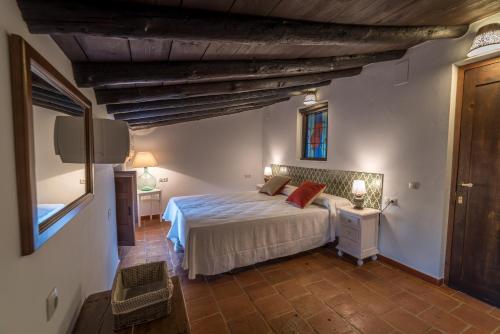 PadulAl Agia - Mirador Alto Cijancos的一间卧室配有一张床、一张桌子和一个窗户。