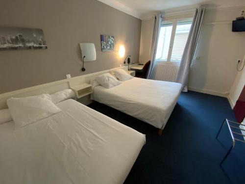 欧什日拉斯盖斯克尼酒店的酒店客房设有两张床和窗户。