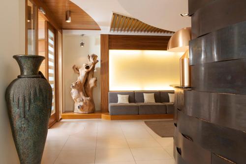 利多迪耶索罗伊尔德亚托酒店的客厅设有大花瓶和沙发