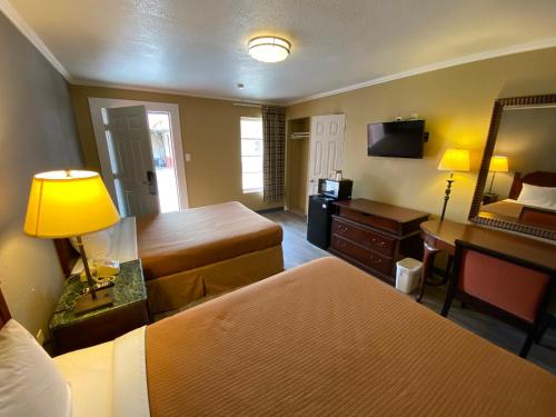 斯奈德Travel Inn Snyder的酒店客房配有两张床和一张书桌