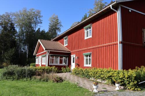 海勒福什Skogsbrynet B&B, Bredsjö Nya Herrgård的红色房子,有红色屋顶