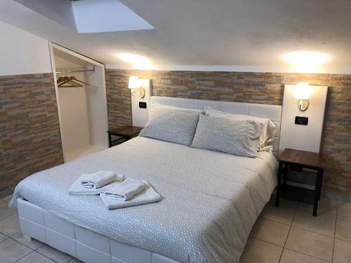 马里纳迪马萨B&B Il Viaggiatore的一间卧室配有一张大床和毛巾