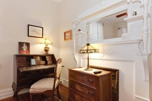 华盛顿Sojourn DuPont at The Circle的客房配有书桌、椅子和灯具