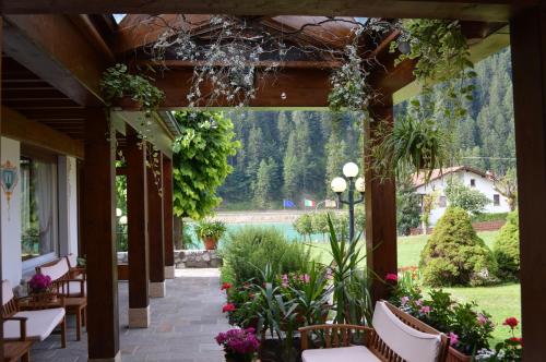 奥伦佐卡多利全景酒店的种有植物和花卉的庭院