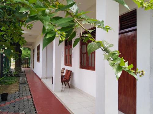 卡特勒格默Dinesh Guest House的走廊,带门和椅子的房子