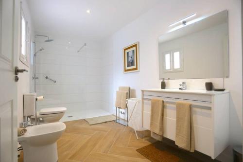 托雷德本纳贾尔邦VILLA LUNA Beach Premium 9PAX的浴室配有卫生间、盥洗盆和淋浴。