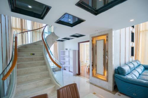 广州广州茶阳国际酒店公寓（北京路金润铂宫店）的客厅设有楼梯和蓝色沙发