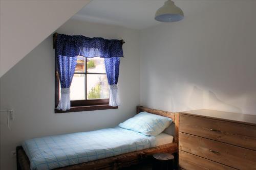 斯祖贝莱克Zrub pod Roháčmi的一间卧室设有一张床和一个窗口
