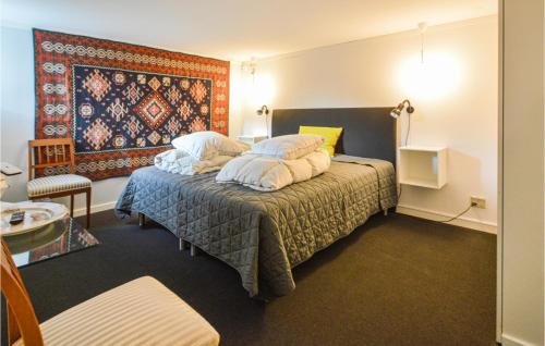 埃斯比约Nice Home In Esbjerg V With Wifi的一间卧室配有带枕头的床