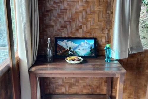 沙璜SeaGate Bungalows的一张桌子,上面有一张照片和一个碗