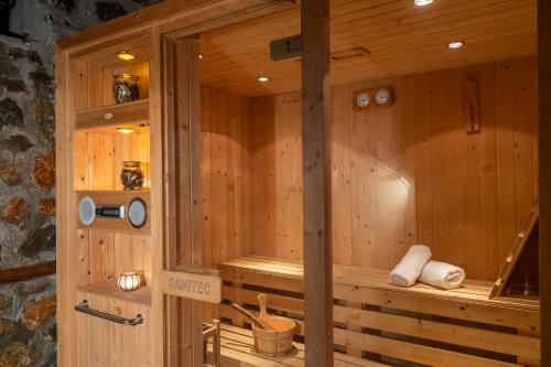 帕雷斯阿吉萨那ROUGA Mountain Boutique Suites & Spa的木制浴室设有桑拿浴室