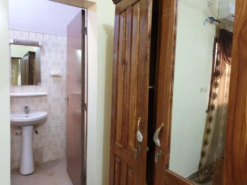 巴马科IMMEUBLE KCF的一间带水槽和木门的浴室