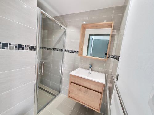 LajouxLes Chamois的带淋浴、盥洗盆和镜子的浴室
