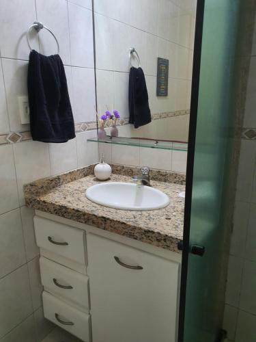 累西腓Hospedagem Domiciliar - Ótima localização em Piedade的一间带水槽和镜子的浴室