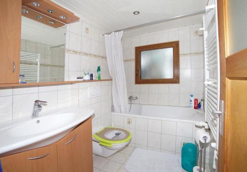 莫尔金斯le castor的带浴缸、卫生间和盥洗盆的浴室