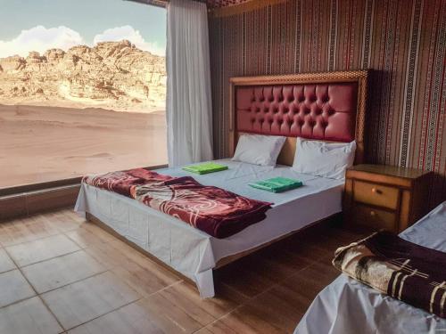 瓦迪拉姆WADI RUM STAR WARS CAMP的一间卧室配有一张床,享有沙漠美景