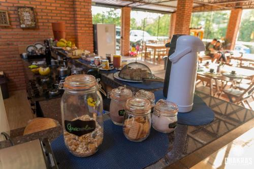 JaguariaívaChakras Pousada的一张桌子,上面放着一罐食物和榨汁机
