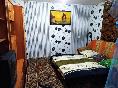 苏梅посуточная аренда Прокофьева 36的一间设有床铺和电视的房间