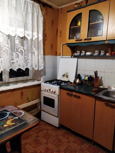 苏梅посуточная аренда Прокофьева 36的小厨房配有炉灶和水槽