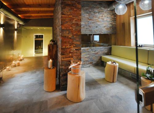 扎布热赫波兹诺夫康体酒店的一间配有沙发和砖墙的房间