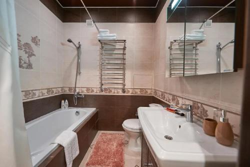 戈梅利PaulMarie Apartments on Prs. Lenina, 51的带浴缸、卫生间和盥洗盆的浴室