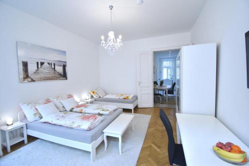 维也纳Cosy 3 Room Viennese Flat - 10min to City Center的白色的客厅配有沙发和桌子