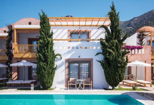 卡尔扎迈纳Mitsis Selection Blue Domes的一座带游泳池和房子的别墅