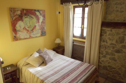 莱昆韦里埃洛斯塔乡村旅馆的一间小卧室,配有床和窗户