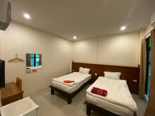 素可泰日德拉度假酒店的一间卧室设有两张床、一个水槽和镜子