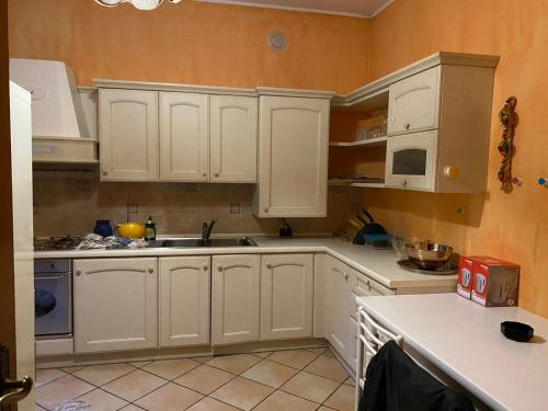 PremenoVilla Assunta的厨房配有白色橱柜和白色家电