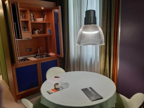 巴塞罗那赫罗纳97圣霍尔迪公寓的光线充足的客房内的白色桌椅