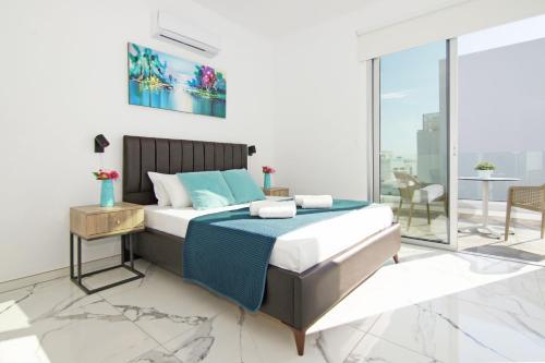 阿依纳帕Villa Paradisia的一间卧室设有一张床和一个阳台