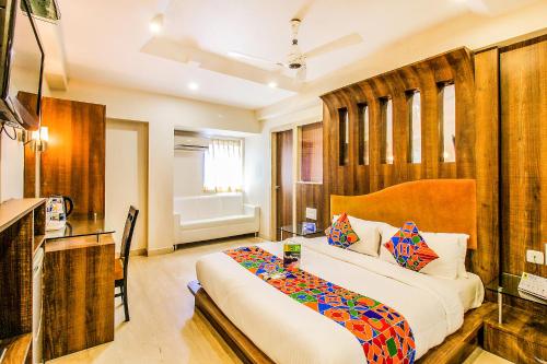 孟买FabHotel Sahar Garden Marol的一间卧室,卧室内配有一张大床
