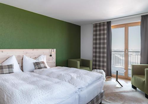 史多斯基普飞尔餐厅弗兰纳尔斯托克宾馆的卧室配有白色的床和绿色的墙壁